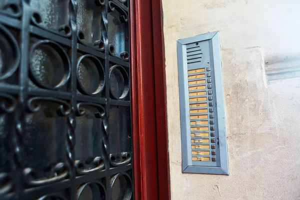テナントの名前との古いインターホンは 古いヨーロッパの家の玄関の壁に組み込まれています — ストック写真