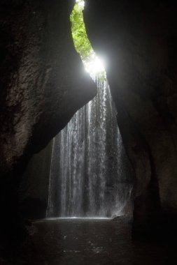 Çok güzel bir şelale Bali 'nin popüler adasındaki kırık bir kayanın içinde.