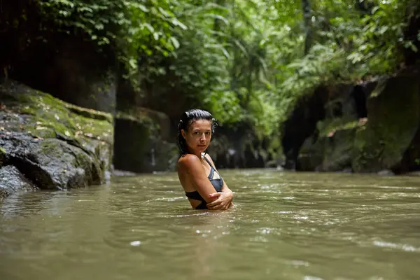 Seorang Wanita Ramping Muda Dalam Pakaian Renang Berpose Oleh Sungai Stok Gambar Bebas Royalti