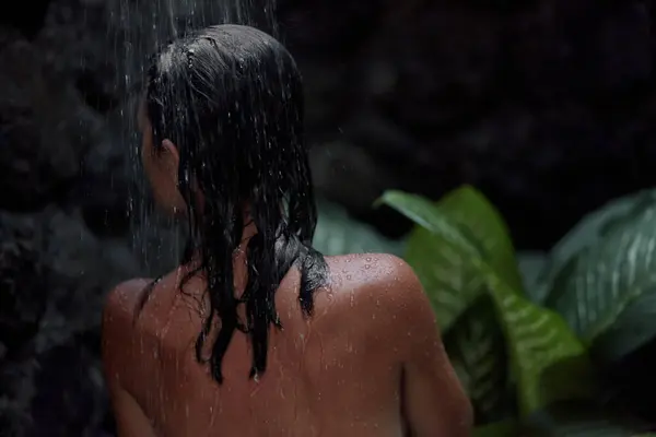 Голая Женщина Принимает Душ Душе Открытом Воздухе Тропическими Растениями Реклама Лицензионные Стоковые Фото