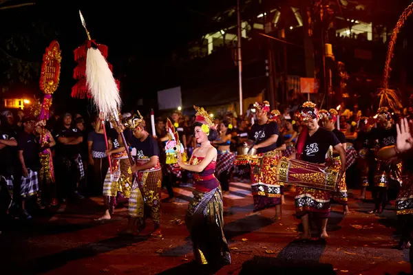 Ιερή Παραδοσιακή Παρέλαση Μεταμφιεσμένων Ogoh Ogoh Χορό Και Τρομακτικές Φιγούρες Εικόνα Αρχείου