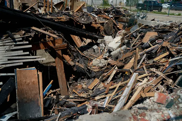Ein Ausgebranntes Altes Holzhaus Nach Einem Brand Verkohlte Balken Nach Stockbild