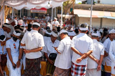 Bali sokaklarında geleneksel rengarenk kıyafetler giyen insanlar. Bali, Endonezya - 12.10.2022