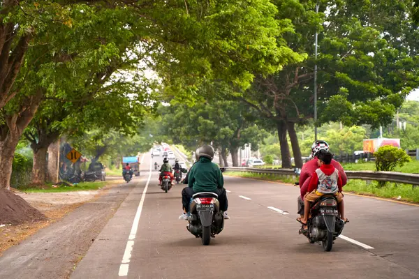 Человек Мотоцикле Едет Живописной Асфальтовой Дороге Азии Бали Индонезия 2022 Стоковое Фото