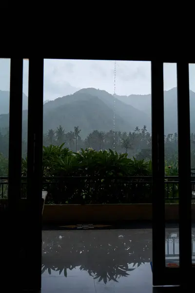 Ein Tropischer Regensturm Einem Reisfeld Mit Kaskaden Von Bergen Und Stockfoto