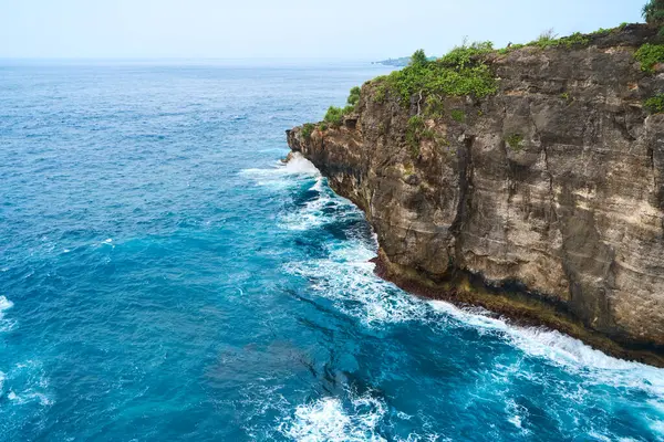 Filmreife Luftaufnahmen Der Wunderschönen Insel Nusa Penida Riesige Klippen Ufer lizenzfreie Stockfotos