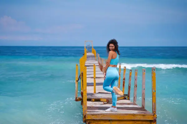Nce Genç Bir Kadın Okyanusun Inanılmaz Masmavi Renginin Ufkuna Giden Stok Resim