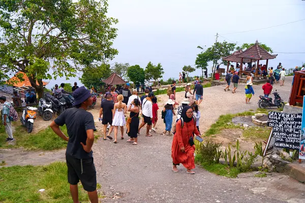 Eine Touristenmenge Besucht Einen Beliebten Ort Auf Einer Insel Indonesien Stockfoto