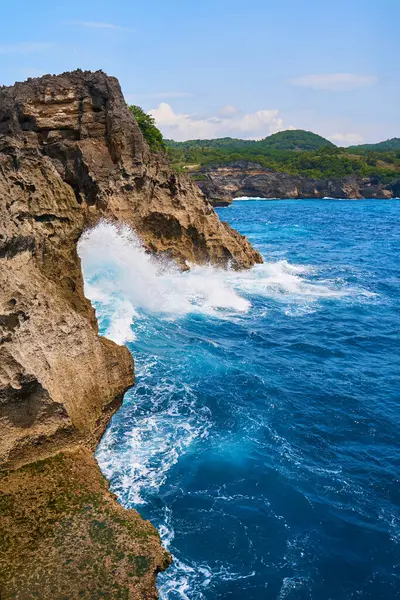 Güzel Nusa Penida Adasının Sinematik Hava Manzaralı Görüntüleri Sahil Kenarındaki - Stok İmaj