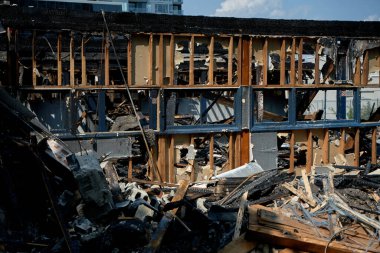 Yangından sonra yanmış eski bir ahşap bina. Yıkımdan sonra yanmış kirişler