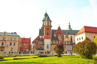 Avlu, Krakow 'un merkezindeki Zamek Krolewski na Wawelu Kalesi' nde çiçek ve yeşillik içinde gömülüdür. Krakow, Polonya - 05.16.2019