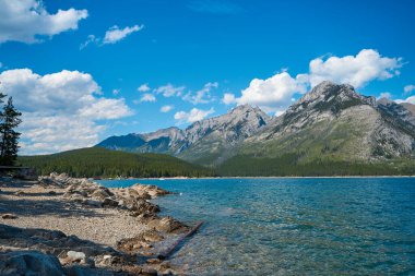 Kanada 'daki Banff Ulusal Parkı' ndaki Minewanka Gölü 'nün arka planında inanılmaz heybetli dağlar var..