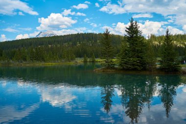 Kanada 'daki Banff Ulusal Parkı' ndaki Minewanka Gölü 'nün arka planında inanılmaz heybetli dağlar var..