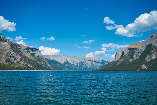 Kanada 'daki Banff Ulusal Parkı' ndaki Minewanka Gölü 'nün arka planında inanılmaz heybetli dağlar var..