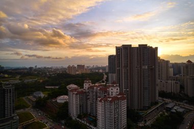 Kuala Lumpur 'daki bir İHA' dan alınan yeni bir modern apartman binası. Kuala Lumpur, Malezya - 11.17.2022