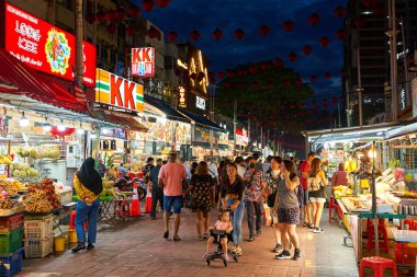 Asya şehri Kuala Lumpur 'da popüler, hareketli, kalabalık bir turist yiyecek caddesi. Bukit Bitang 'da Jalan Alor gece gıda pazarı. Kuala Lumpur, Malezya - 11.15.2022