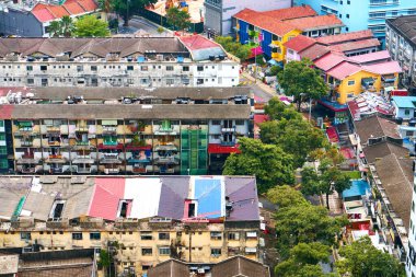 Asya şehri Kuala Lumpur 'un merkezindeki fakir bir mahallede yakın istiflenmiş eski evlerin renkli çatılarının hava manzarası. Kuala Lumpur, Malezya - 04.16.2020