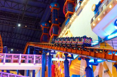 Kuala Lumpur 'daki bir alışveriş merkezinde hız trenine binmek. Kuala Lumpur, Malezya - 03.14.2020