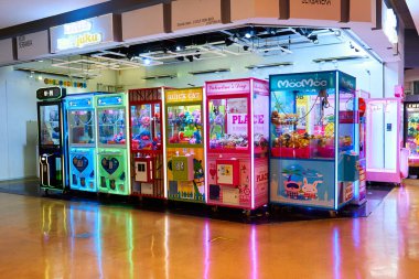 Yumuşak oyuncakları olan çocuk renkli kumar makineleri. Kuala Lumpur, Malezya - 03.14.2020