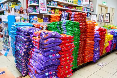 Asya 'daki bir süpermarkette büyük miktarlarda farklı toz ve evde bakım ürünleri. Kuala Lumpur, Malezya - 05.30. 2020