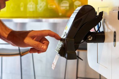 Bir kişi ödeme için terminale bir banka kartı ekler