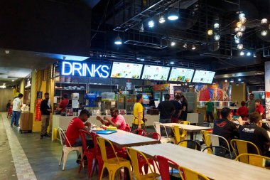 Alışveriş merkezinde müşterileri olan büyük bir yemek salonu. Kuala Lumpur, Malezya - 03.08.2020