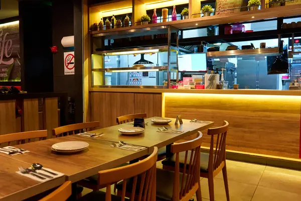 Alışveriş merkezinde müşterileri olan büyük bir yemek salonu. Kuala Lumpur, Malezya - 03.09.2020