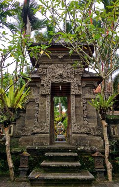 Mistik taş heykeller yosun ile kaplıdır. Bali adasında adaklar için törensel tapınaklar