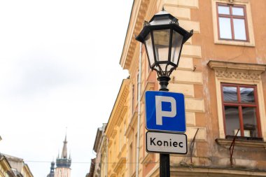 Park işaretli sokak lambası Avrupa 'nın eski sokaklarında bitiyor.