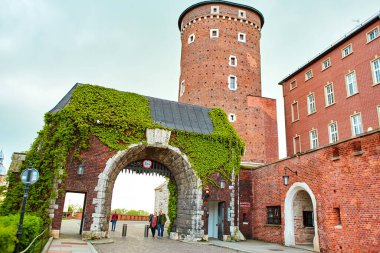 Krakow 'un merkezindeki eski kırmızı tuğla Zamek Krolewski na Wawelu kalesi. Krakow, Polonya - 05.16.2019