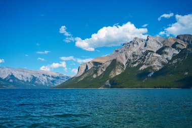 Kanada 'daki Banff Ulusal Parkı' ndaki Minewanka Gölü 'nün arka planında inanılmaz heybetli dağlar var..