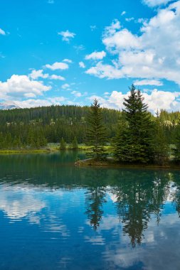 Kanada 'daki Banff Ulusal Parkı' ndaki Minewanka Gölü 'nün arka planında inanılmaz heybetli dağlar var..