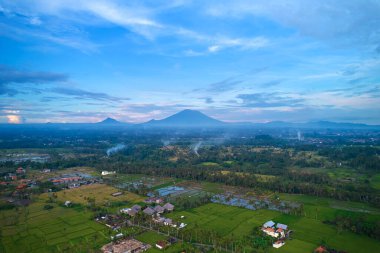 Agung Dağı Panoraması ve Bali Adası 'ndaki pirinç tarlaları.