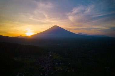 Gün batımında Agung yanardağının silueti. Bali adasındaki dağın manzarası.