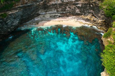 Okyanus dalgası tarafından kırılan uçurum dokunulmamış mükemmel cenneti oluşturdu. Kayalarda doğal gök mavisi banyo havuzu. Angel 's Billabong, Endonezya' nın Nusa Penida adasında popüler bir turizm beldesi.