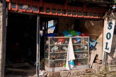 Asya 'da yol boyunca küçük pis bir dükkan. Bali, Endonezya - 11.30. 2022