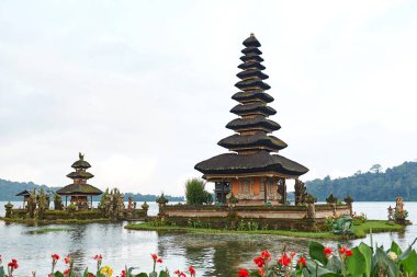 Pagoda, Bratan Gölü 'ndeki kutsal Pura Ulun tapınağında popüler turistik ada Bali' de.