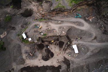 Endonezya 'da taş ocağı. Bölgede buldozerler ve çöp kamyonları gibi büyük ekipmanlar çalışıyor