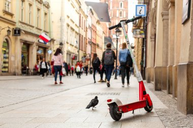 Kiralık scooter 'lar Avrupa' nın eski turistik caddelerinde bulunabilir