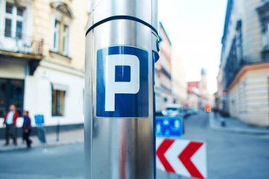 Sokakta kendine ödeme yapmak için metal parkmetre.