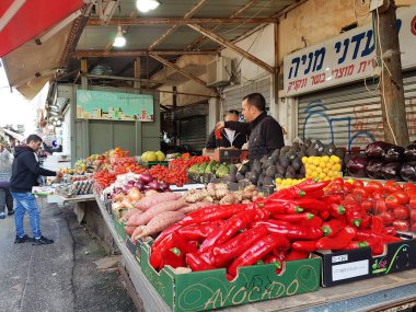 TEL AVIV, ISRAEL - 26 Aralık 2021: Tel Aviv 'deki Carmel Market Shuk HaCarmel' de taze sebzeler. Tel Aviv 'de çok popüler bir pazar yeri..