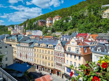 Karlovy Vary, Çek Cumhuriyeti - CZ - 9 Mayıs 2024, Karlovy Vary şehir merkezindeki Zamecky Vrch Caddesi ve Zamecky Kalesi 'nden oteller ve şehir manzarası