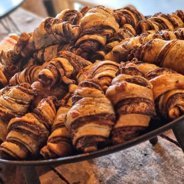 Kahve ve fırında çikolatalı tatlı Fransız kruvasan pastası. Pastanedeki hilal keki. Kahvaltı için yemek. Güzel taze pişmiş çöl. Gurme ve mutfak masasında. Ev yapımı Tatlı
