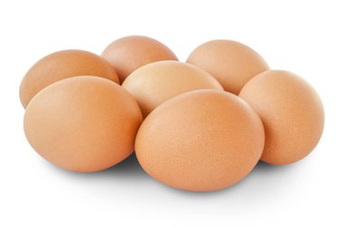 Yiyecekler. Beyaz arka planda gölgeli kahverengi tavuk yumurtaları