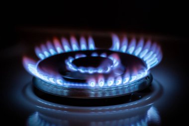 Karanlıkta mavi alevli gaz ocağı.