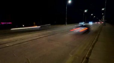 Eski yoldaki akşam trafiğinin zamanlaması, hareket nedeniyle arabaların bulanık görünmesi