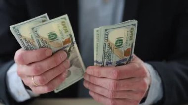 İşadamı para dolu elleri var. Mali konsept