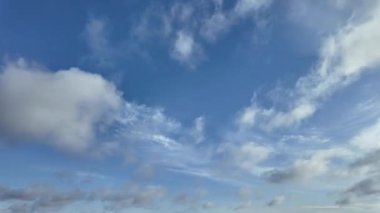 Mavi gökyüzündeki bulutların zamanı