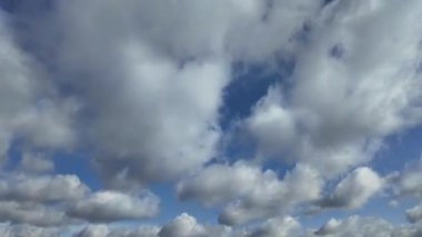 Mavi gökyüzündeki bulutların zamanı