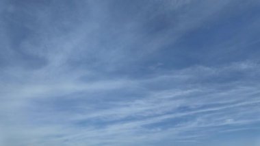 Mavi gökyüzündeki bulutların zamanı. Yumuşak arkaplan